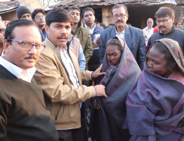 कोडरमा उपायुक्त रमेश घोलप ने आदिम जनजातियों के बीच कंबल वितरण किया