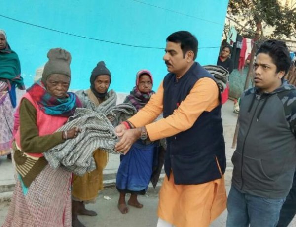 पूर्व सांसद स्व शिव प्रसाद साहू की जयंती मनाई गई, गरीबों के बीच किया गया कंबल वितरण