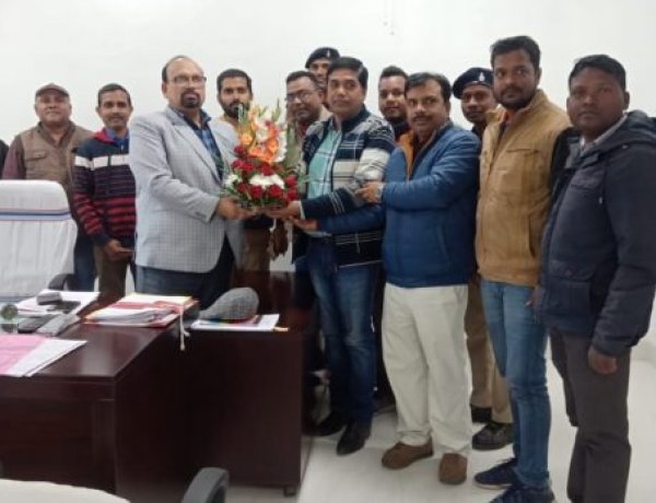 कोल्हान प्रमंडल के आयुक्त से मिले समाहरणालय संवर्ग के कर्मी, नव वर्ष की दी बधाइयां