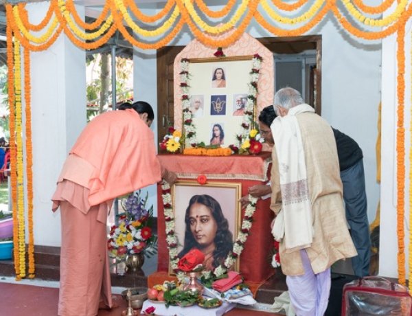 परमहंस योगानंद के जन्मोत्सव में देश विदेश से आए श्रद्धालु भक्ति रस में डूबे