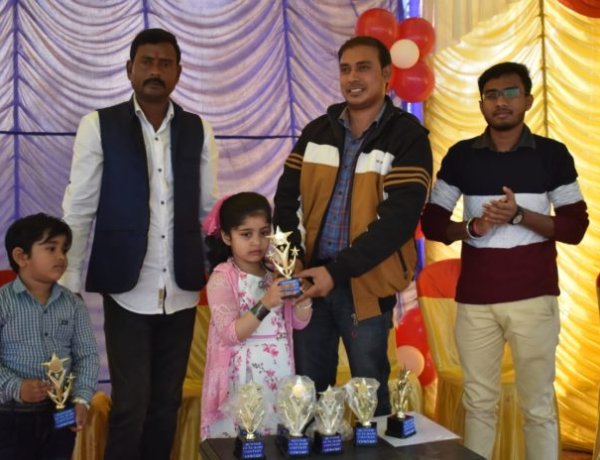 क्यूट बेबी प्रतियोगिता में सफल प्रतिभागी सम्मानित, अतिथियों ने आयोजक को दी बधाई