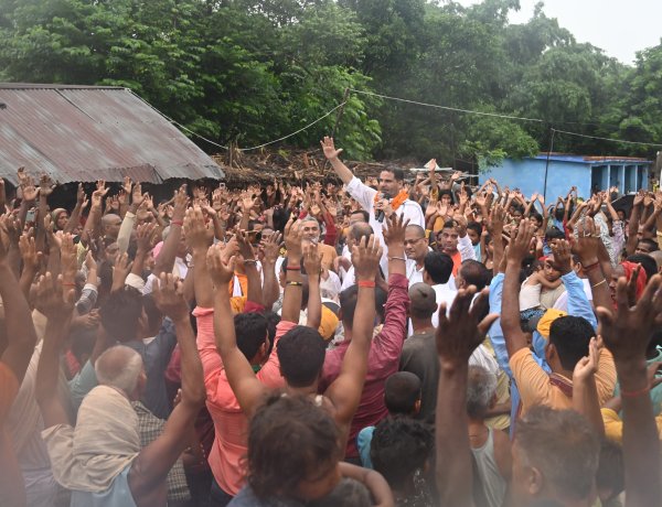 नेताजी का बेटा हेलिकॉप्टर पर घूमेगा, और आपके लड़के के पैर में चप्पल भी नसीब नहीं हो रहा - PK