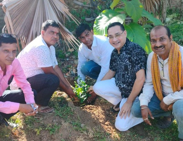 मगध वेस्टेज डीलर एसोसिएशन किया पौधारोपण