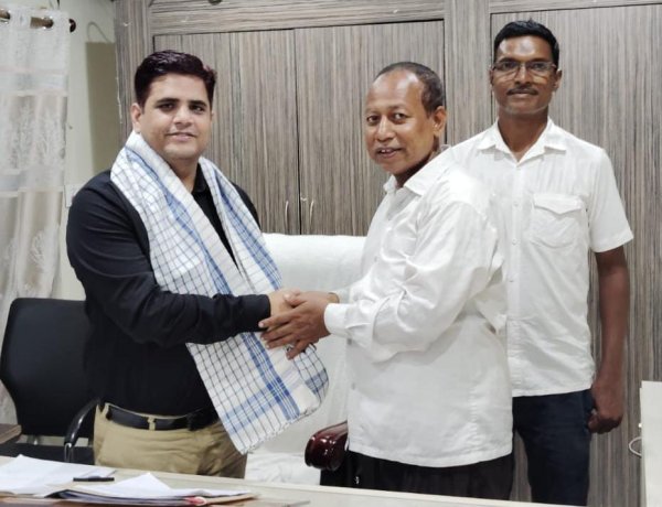 नव पदस्थापित प्रखंड विकास पदाधिकारी का अंग वस्त्र से स्वागत:- प्रकाश पटवा