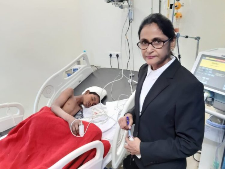 लोहरदगा हिंसा में घायल बच्चे से मिलने रिम्स पहुची रुना शुक्ला