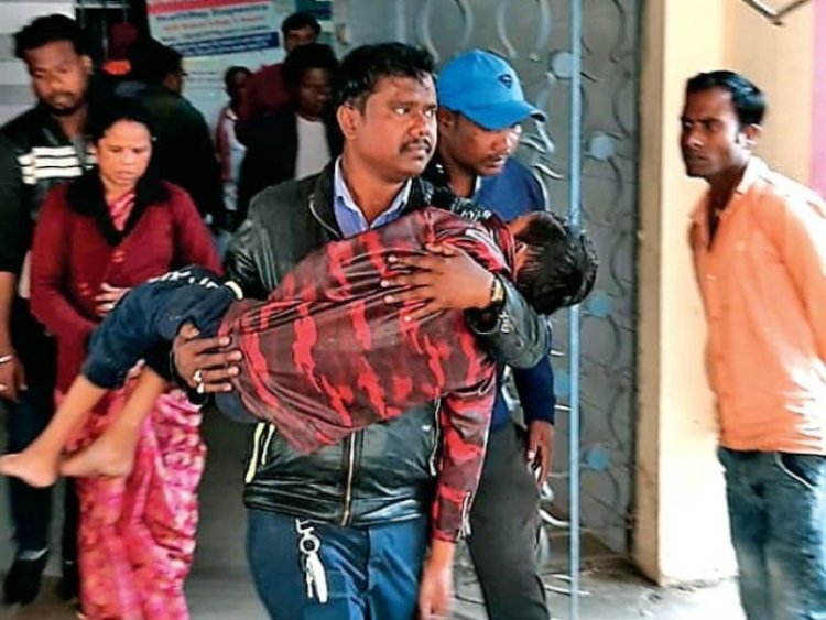 बच्चे के दिल में छेद था, अस्पतालाें ने आयुष्मान कार्ड होने के बाद भी नहीं किया इलाज; पिता की गोद में दम तोड़ा