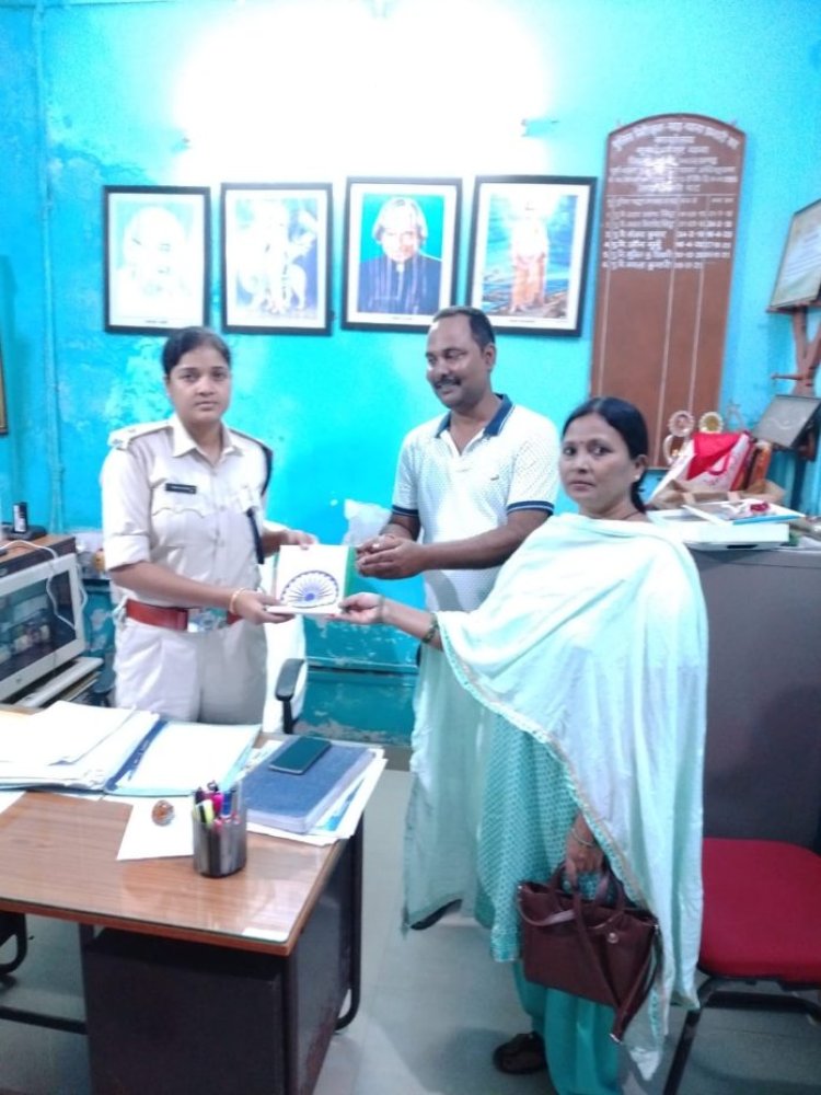 समाजसेवियों ने सुखदेव नगर थाना प्रभारी को भेंट किया राष्ट्रीय ध्वज