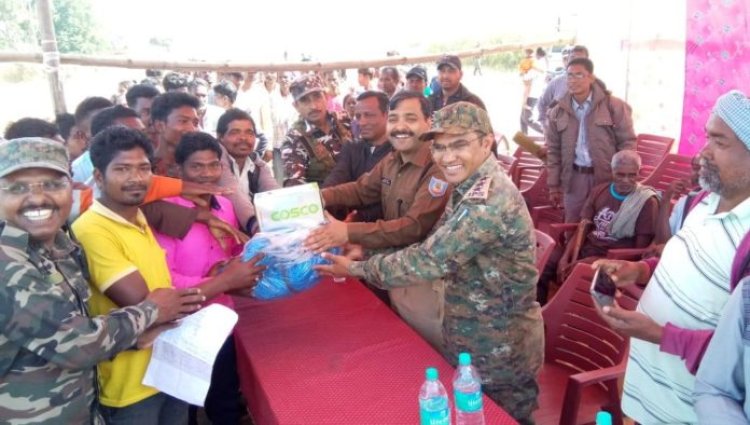 सामुदायिक पुलिस कार्यक्रम आयोजित,पुलिस अधीक्षक ने युवाओं को खेल सामग्री और जरूरतमंद ग्रामीणों को कंबल का वितरण किया