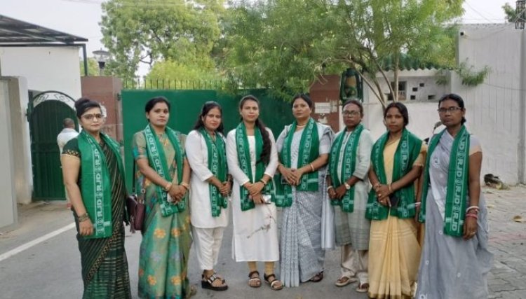 झारखंड प्रदेश राजद महिला प्रकोष्ठ की प्रदेश अध्यक्ष रानी कुमारी पार्टी के अन्य पदधारियों संग मिलीं लालू प्रसाद यादव से
