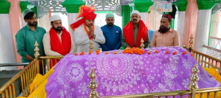 आदित्य विक्रम जयसवाल ने की रिसालदार बाबा के दरगाह पर चादरपोशी