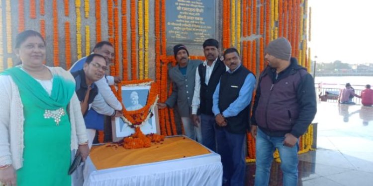 प्रियंका गांधी वाड्रा की जन्मदिन के अवसर पर झारखंड प्रदेश कांग्रेस कमिटी के पूर्व सचिव ने दिव्यांग बच्चों के बीच खाद्य सामग्री बांटे