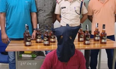 नामकुम स्टेशन पर आरपीएफ ने शराब कि बोतलों को जब्त किया