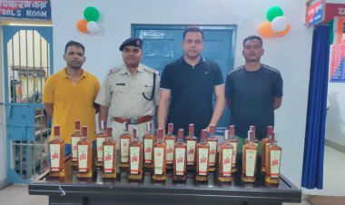 हटिया स्टेशन पर आरपीएफ ने शराब कि बोतलों को जब्त किया