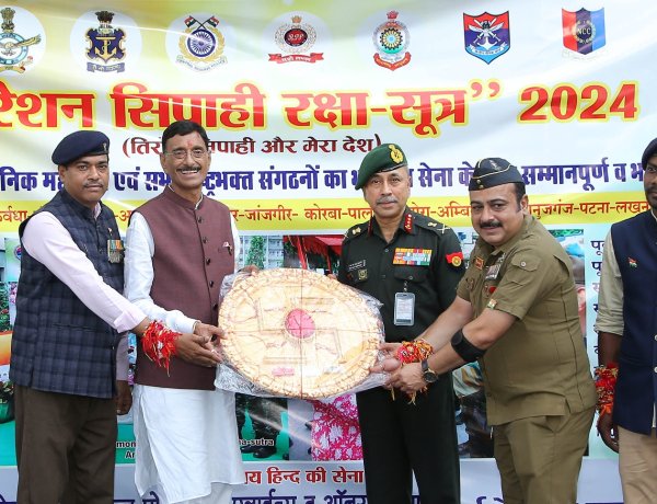 सरहद पर तैनात जवानों के लिए महिलाओं ने रक्षा राज्य मंत्री को सौंपे 9 लाख रक्षा सूत्र