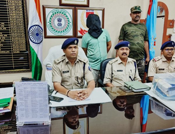 टोल फ्री नंबर का इस्तेमाल कर ठगते थे पैसे, 24 मोबाइल के साथ पुलिस ने दबोचा