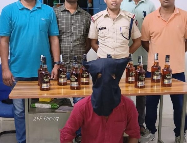 नामकुम स्टेशन पर आरपीएफ ने शराब कि बोतलों को जब्त किया