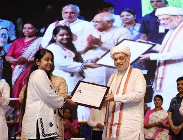 CAA के तहत 188 शरणार्थीयों को अमित शाह ने दिये नागरिकता प्रमाण पत्र