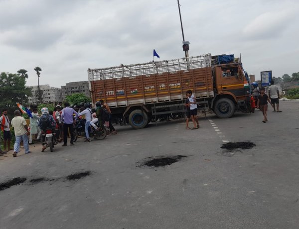 सारण में भारत बंद को लेकर भीम सेना का प्रदर्शन, प्रशासन मुस्तैद, आवागमन सुचारू रहा : देखें वीडियो