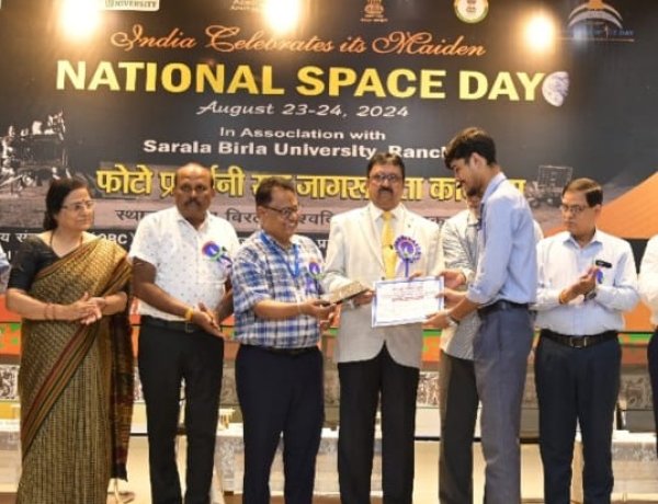 अंतरिक्ष विज्ञान के साथ अन्य क्षेत्रों में भी अनुशासन और समर्पण जरूरी-- प्रो. पाठक