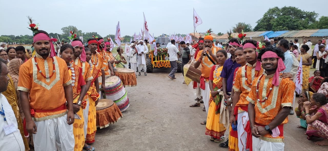 स्वर्वेद शोभायात्रा निकालकर विहंगमयोगियों ने किया संत विज्ञानदेव महाराज का स्वागत