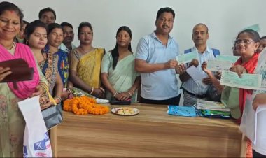 विधायक ने लाभार्थियों को मुख्यमंत्री चिकित्सा अनुदान की राशि सौंपी