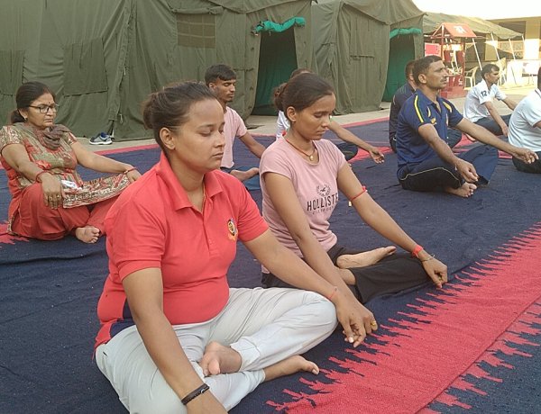 आर्ट ऑफ लिविंग के स्वामी परमतेज ने एनसीसी कैडेटों को कराया योग