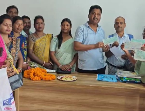 विधायक ने लाभार्थियों को मुख्यमंत्री चिकित्सा अनुदान की राशि सौंपी