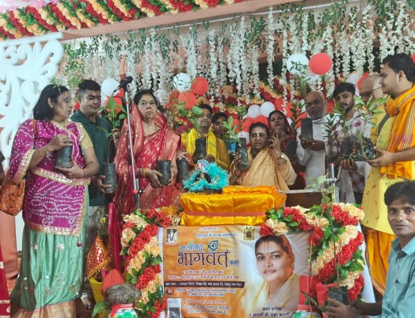 पितृपक्ष मेला में पिण्डानियों को विगत कई वर्षों से पर्यावरण संतुलन हेतु बिपिन बिहारी अपने निजी खर्च से पौधों का करते है वितरण