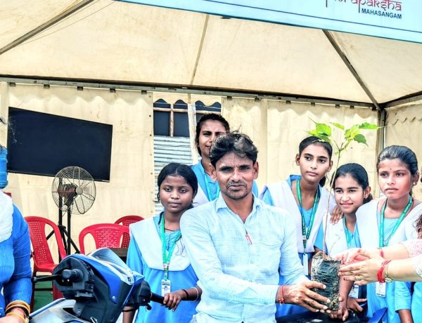 "वृक्ष हमारे मित्र" जन जागरूकता अभियान के तहत  देश, विदेश से आएं पिण्डानियों के बीच आपने निजी‌ खर्चो से बिपिन विगत कई वर्षों से पौधों का कर रहे है वितरण