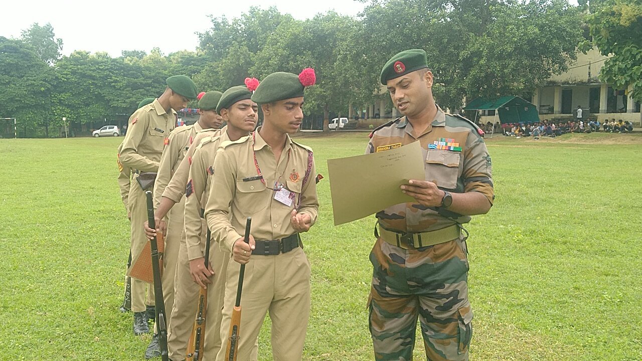 एनसीसी कैडेटों को दिया फायरिंग व सड़क सुरक्षा का प्रशिक्षण