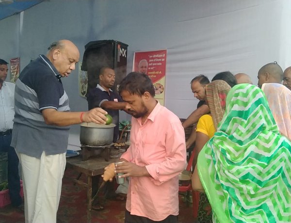 डालमिया परिवार ने पिंडदानियो के बीच फल और चाय बिस्किट का वितरण