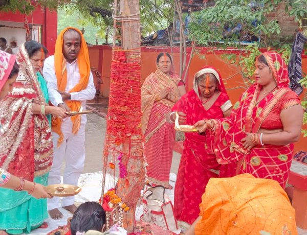 अक्षय नवमी पर आंवले के पेड़ का किया गया पूजन, मानपुर कुर्मी टोला मंदिर में भंडारे का आयोजन