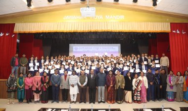 पुरस्कार वितरण समारोह में 125 छात्रों को मिला मैडल