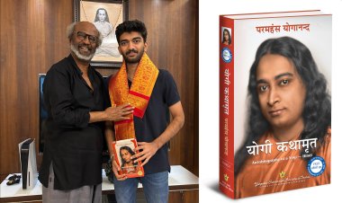 सुपरस्टार रजनीकांत ने विश्व शतरंज चैंपियन डी गुकेश को भेंट की परमहंस योगानन्द की “ऑटोबायोग्राफी ऑफ ए योगी (योगी कथामृत)”