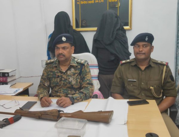 लातेहार पुलिस ने हथियार के साथ अपराधियों को गिरफ्तार किया