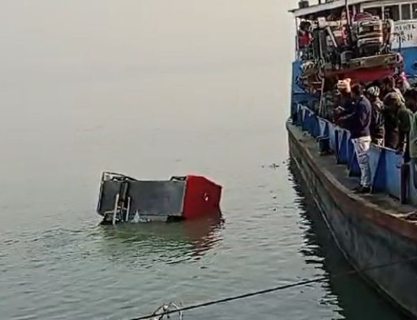 फायर ब्रिगेड की गाड़ी गंगा में डूबी, चालक लापता