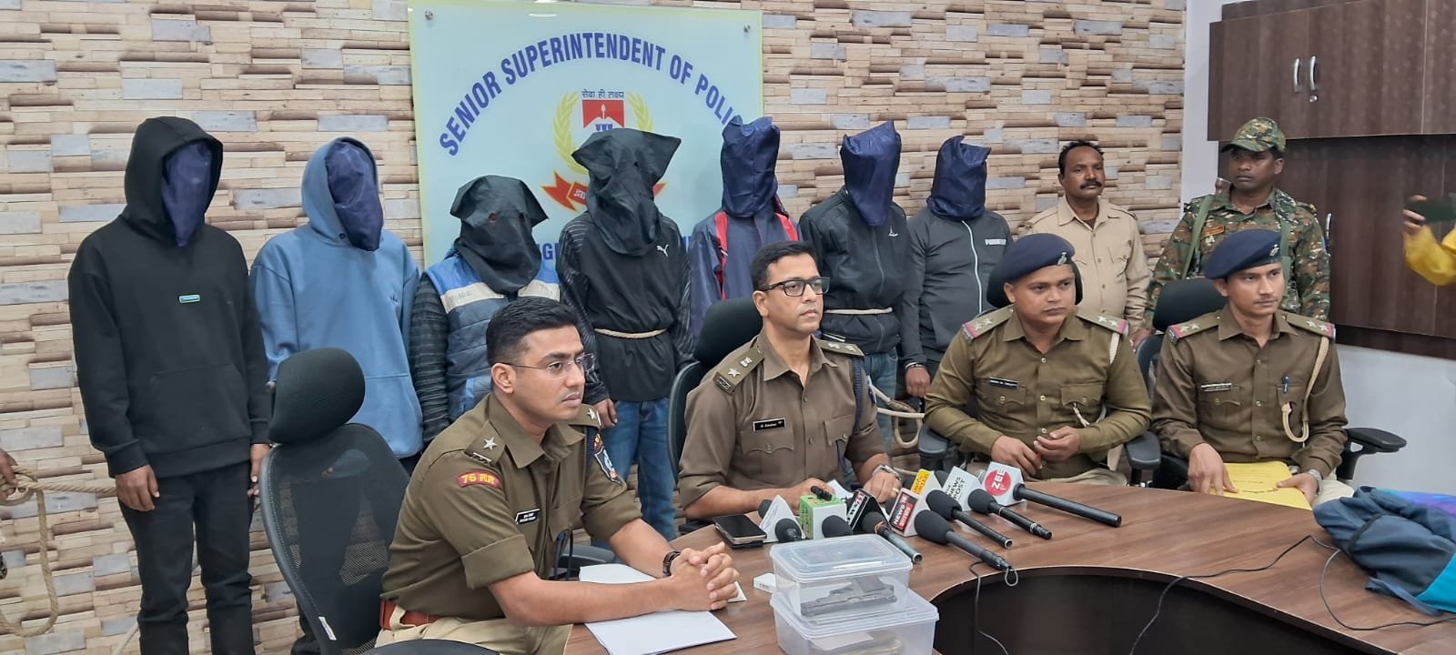 लूट की घटना के उद्भेदन हेतु पुलिस उपाधीक्षक पटमदा के नेतृत्व में एक टीम का गठन किया गया।