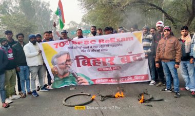 70वीं बीपीएससी परीक्षा में हुई अनियमितताओं के मुद्दे को लेकर गया जिला में किया गया रोड प्रदर्शन