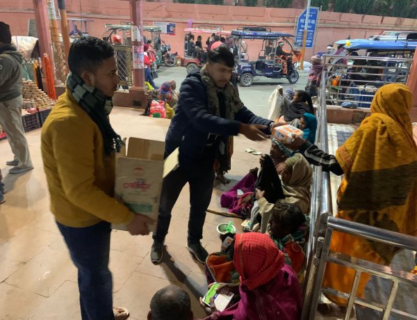 विश्व प्रसिद्ध विष्णुपद मंदिर में आलभ्या फाउंडेशन ने जरूरतमंदों के बीच वितरित किए गर्म कपड़े, कंबल और भोजन