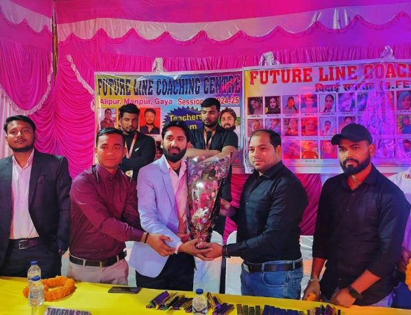 फ्यूचर लाइन कोचिंग संस्थान में दसवीं के छात्र छात्राओं को दी गई विदाई