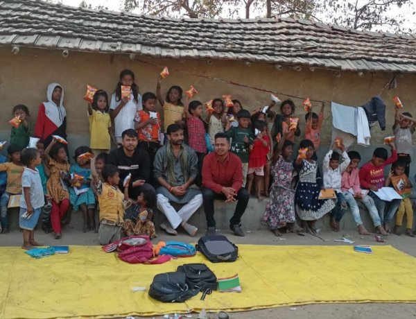 आलभ्या फाउंडेशन के द्वारा असमर्थ बच्चो के बीच किया गया खाद्य समाग्री का वितरण