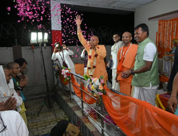 चार दिवसीय फूलों की होली मिलन और श्रद्धालुओं को अमृत रस पान ग्रहण कराकर आज परम पूज्य भक्ति आश्रय वैष्णव स्वामी जी महाराज रांची से प्रस्थान किए