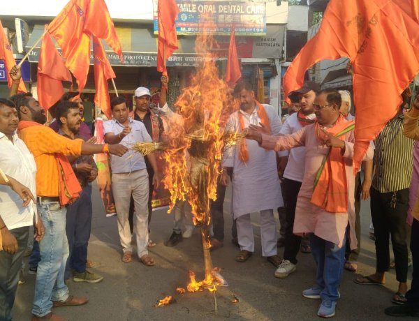 विश्व हिंदू परिषद,बजरंग दल ने बंगाल के मुख्यमंत्री का पुतला फूंका