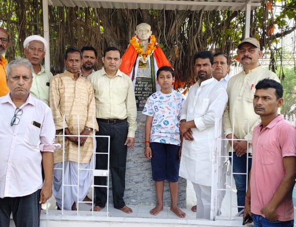 स्व. शहीद ईश्वर चौधरी जी के 34वीं पुण्यतिथि सादगी पूर्वक शहीद दिवस के रूप में उनके प्रतिमा पर पुष्प अर्पित कर विनम्र श्रद्धांजलि प्रदान कर नमन किया गया