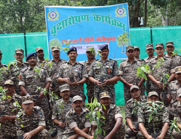 159 सीआरपीएफ मुख्यालय में अधिकारियों व जवानों ने किया पौधारोपण