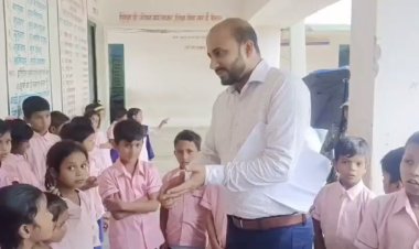 कोडरमा डीसी ने उत्कृमित प्लस टू उच्च विद्यालय डुमरडीहा का किया निरिक्षण, मिड डे मिल में अनियमितता को लेकर शिक्षकों के वेतन पर लगाई रोक