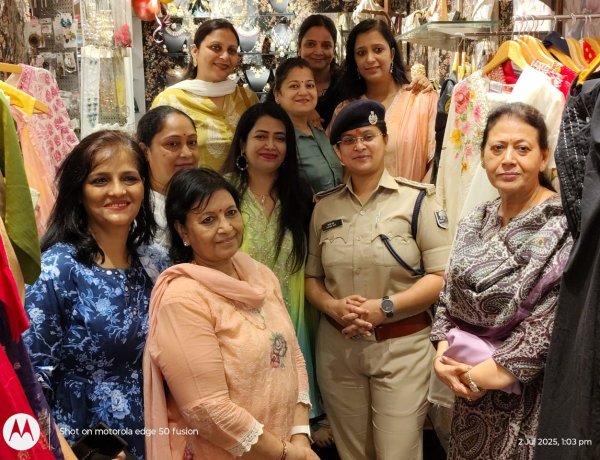 देवहुति शोरूम का भव्य उद्घाटन पुलिस उपाधीक्षक ने फीता काट कर किया