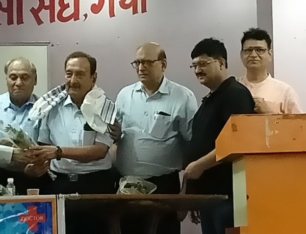 डॉक्टर्स डे पर वरिष्ठ चिकित्सकों को किया गया सम्मानित