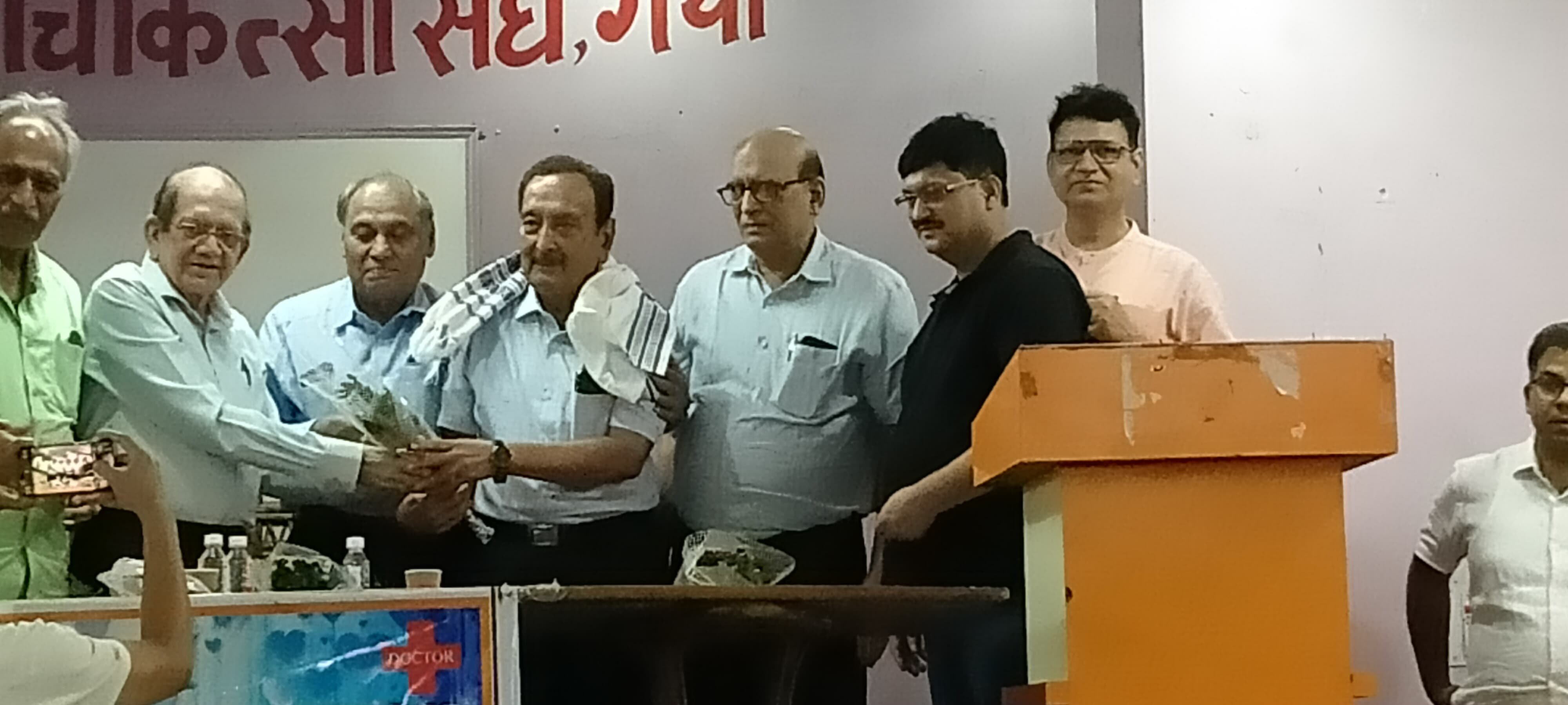 डॉक्टर्स डे पर वरिष्ठ चिकित्सकों को किया गया सम्मानित