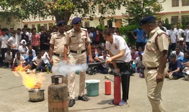 एनसीसी कैडेट्स ने सीखा आग बुझाने का तरीका, फायर स्टेशन टीम ने दिया प्रशिक्षण